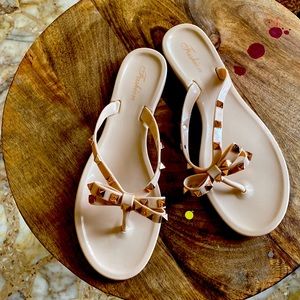 Super cute cream colored sandals so stylish and comfortable